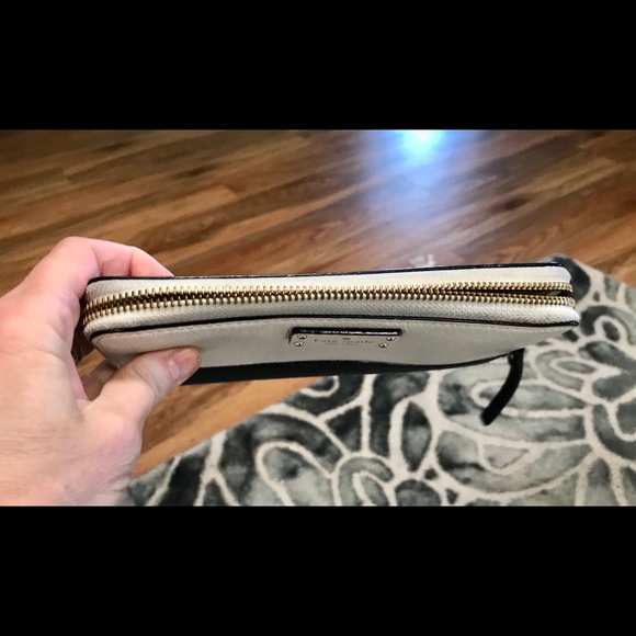 Like New Kate Spade Navy Blue and White Zip-Around Leather Wallet 🥰 Spacious! - Picture 6 of 8